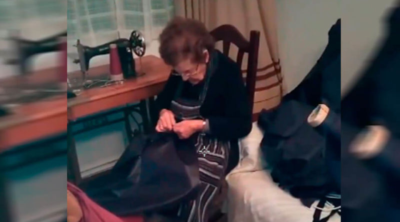 Abuelita cose batas y mascarillas